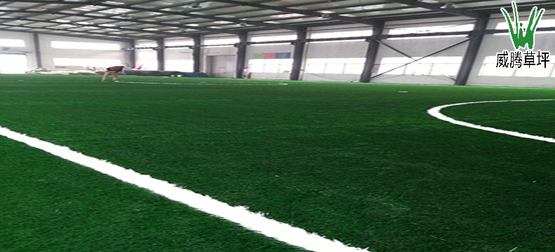 威腾泰州工业园区人造草坪施工场地完成，迎来一场室内足球比赛
